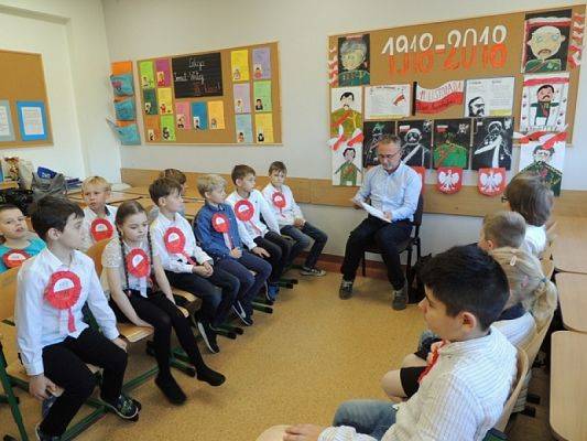  Grafika #4: ,,SPOTKANIA Z HISTORIĄ grafika