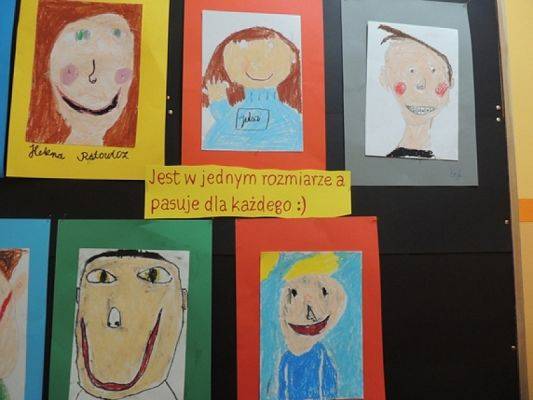  Grafika #8: UBIERZ SIĘ W UŚMIECH! JEST W JEDNYM ROZMIARZE A PASUJE DO KAŻDEGO! grafika