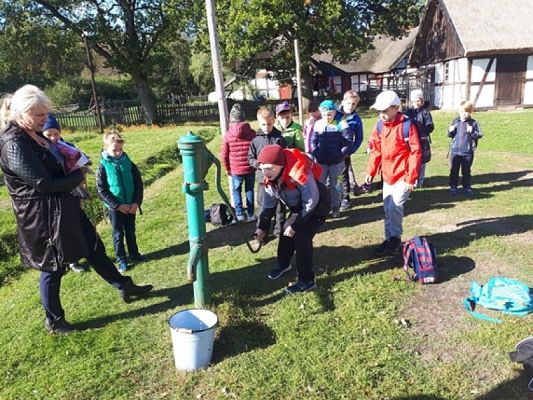  Grafika #1: Codzienne zajęcia Słowińców – wycieczka klas drugich do Kluk grafika