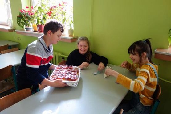  Grafika #1: DZIEŃ KOBIET W KLASIE 5 b grafika