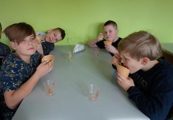  Grafika #6: DZIEŃ KOBIET W KLASIE 5 b grafika