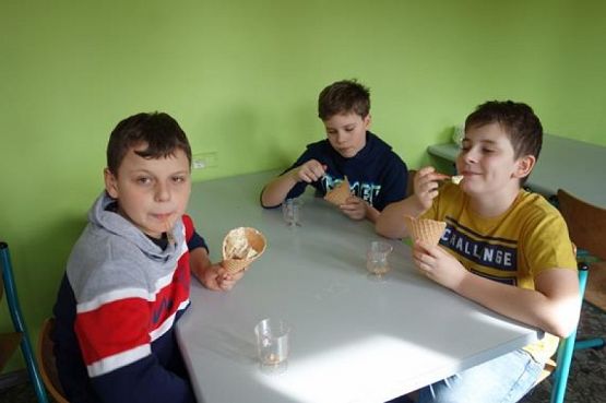  Grafika #7: DZIEŃ KOBIET W KLASIE 5 b grafika