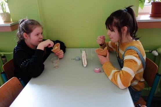  Grafika #8: DZIEŃ KOBIET W KLASIE 5 b grafika