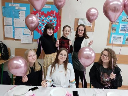  Grafika #2: Dzień Kobiet w 8a - fotorelacja grafika