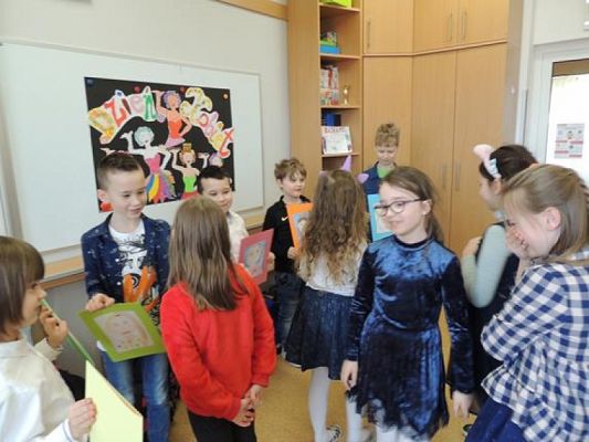  Grafika #0: Dzień Kobiet w klasie pierwszej - fotorelacja grafika