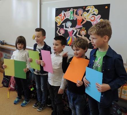  Grafika #2: Dzień Kobiet w klasie pierwszej - fotorelacja grafika