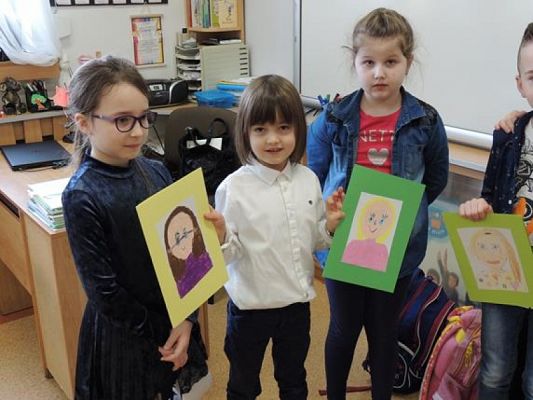  Grafika #3: Dzień Kobiet w klasie pierwszej - fotorelacja grafika