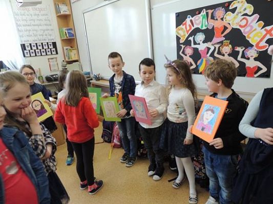  Grafika #4: Dzień Kobiet w klasie pierwszej - fotorelacja grafika