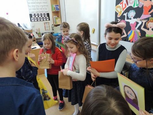  Grafika #6: Dzień Kobiet w klasie pierwszej - fotorelacja grafika