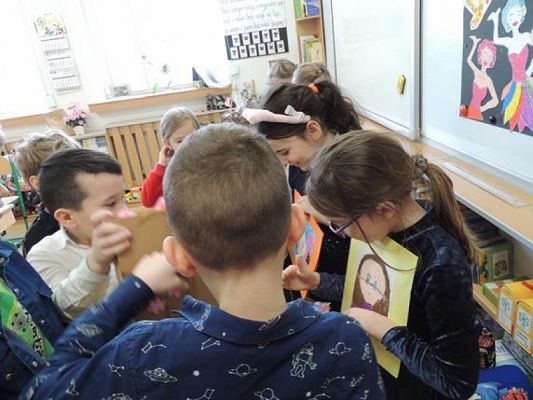  Grafika #7: Dzień Kobiet w klasie pierwszej - fotorelacja grafika