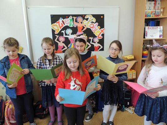  Grafika #8: Dzień Kobiet w klasie pierwszej - fotorelacja grafika