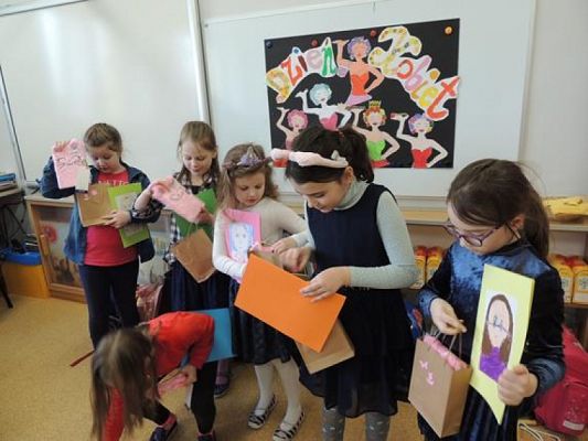  Grafika #10: Dzień Kobiet w klasie pierwszej - fotorelacja grafika