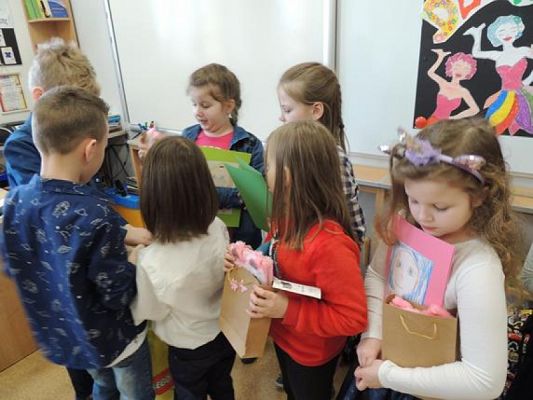  Grafika #11: Dzień Kobiet w klasie pierwszej - fotorelacja grafika