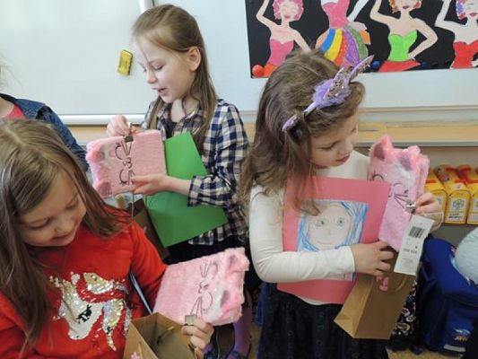  Grafika #15: Dzień Kobiet w klasie pierwszej - fotorelacja grafika