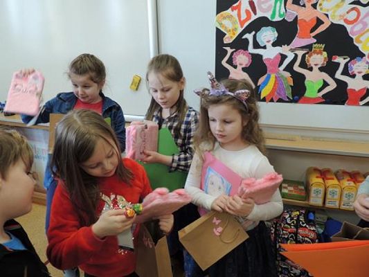  Grafika #14: Dzień Kobiet w klasie pierwszej - fotorelacja grafika