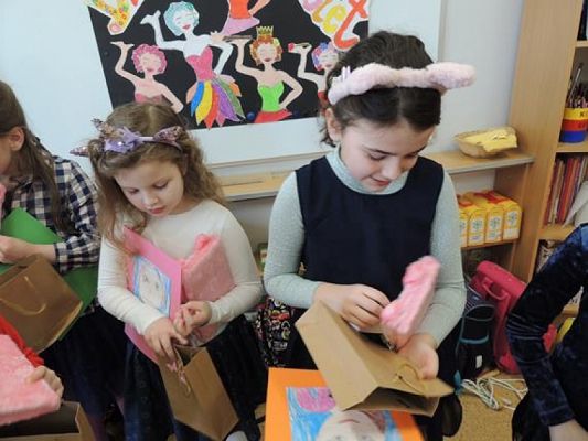  Grafika #13: Dzień Kobiet w klasie pierwszej - fotorelacja grafika