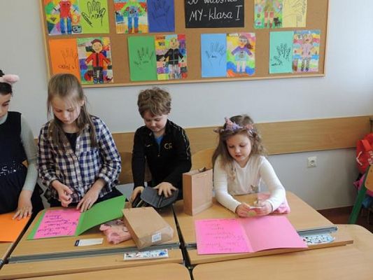  Grafika #17: Dzień Kobiet w klasie pierwszej - fotorelacja grafika