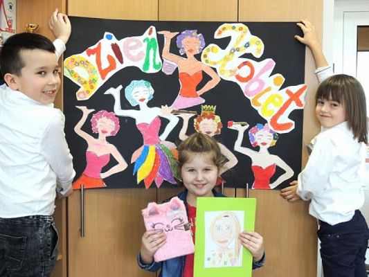  Grafika #18: Dzień Kobiet w klasie pierwszej - fotorelacja grafika