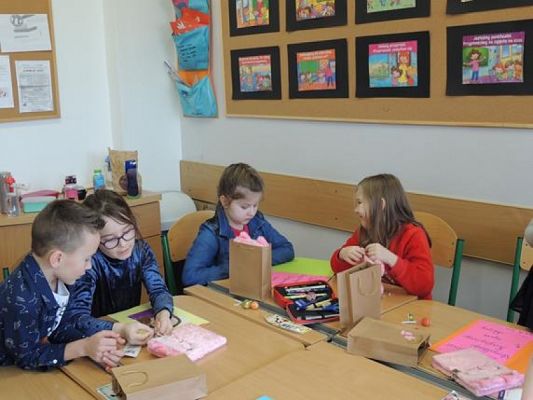  Grafika #20: Dzień Kobiet w klasie pierwszej - fotorelacja grafika