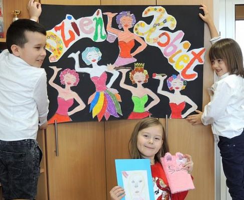  Grafika #24: Dzień Kobiet w klasie pierwszej - fotorelacja grafika