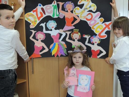  Grafika #23: Dzień Kobiet w klasie pierwszej - fotorelacja grafika