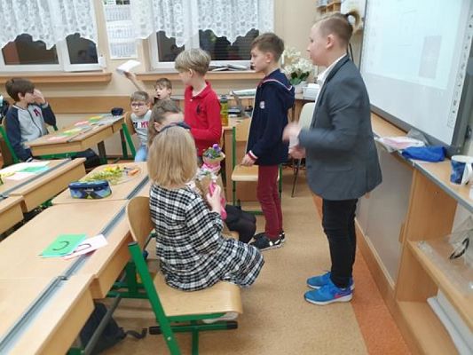  Grafika #15: Dzień Kobiet w klasie IV - fotorelacja grafika