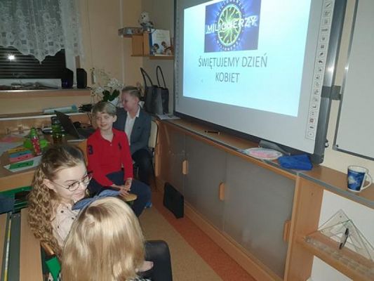  Grafika #16: Dzień Kobiet w klasie IV - fotorelacja grafika