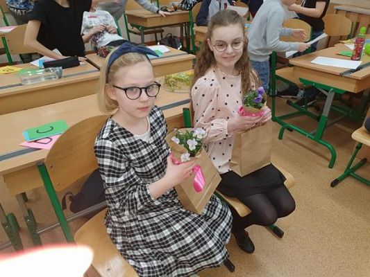  Grafika #18: Dzień Kobiet w klasie IV - fotorelacja grafika