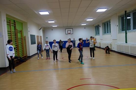  Grafika #5: NOCKA W SZKOLE KLASY 5 b grafika