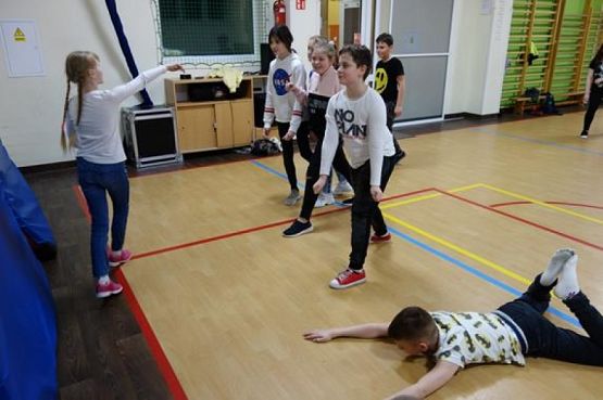  Grafika #10: NOCKA W SZKOLE KLASY 5 b grafika