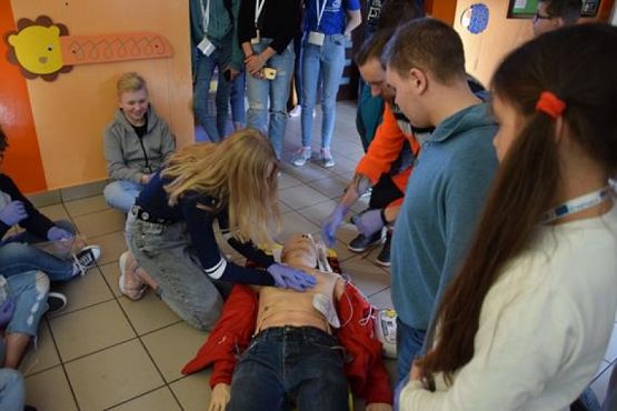  Grafika #0: Zajęcia udzielania pierwszej pomocy w klasach ósmych - fotorelacja grafika