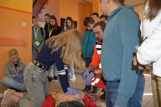  Grafika #1: Zajęcia udzielania pierwszej pomocy w klasach ósmych - fotorelacja grafika