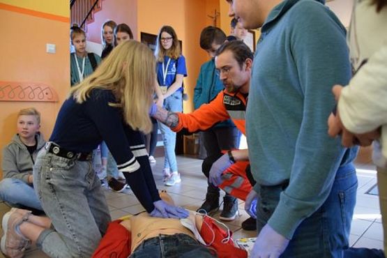  Grafika #2: Zajęcia udzielania pierwszej pomocy w klasach ósmych - fotorelacja grafika