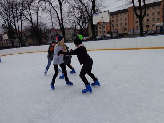  Grafika #0: Lekcja wf na lodowisku grafika