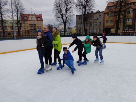  Grafika #1: Lekcja wf na lodowisku grafika