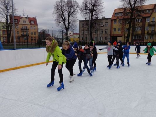  Grafika #2: Lekcja wf na lodowisku grafika