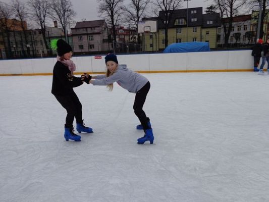  Grafika #3: Lekcja wf na lodowisku grafika