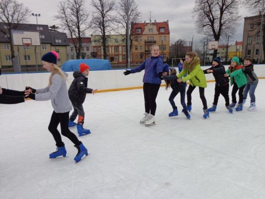  Grafika #4: Lekcja wf na lodowisku grafika