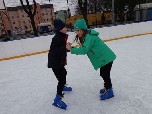  Grafika #5: Lekcja wf na lodowisku grafika