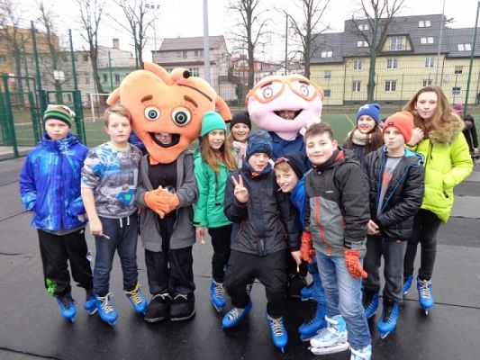  Grafika #6: Lekcja wf na lodowisku grafika