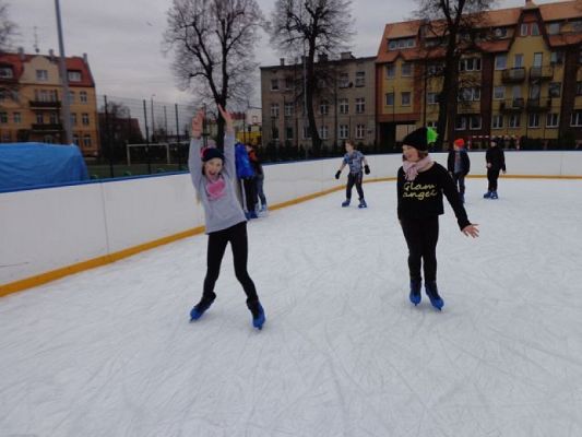  Grafika #7: Lekcja wf na lodowisku grafika