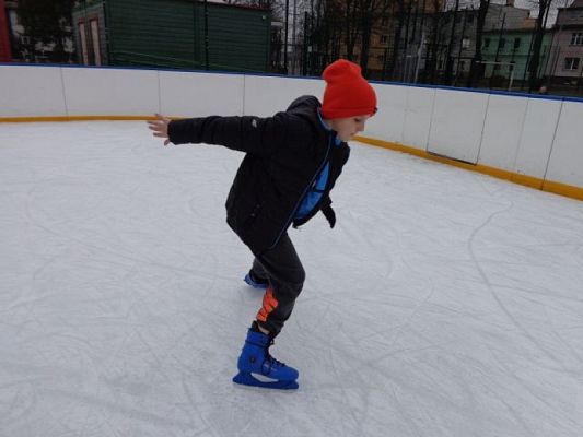  Grafika #8: Lekcja wf na lodowisku grafika