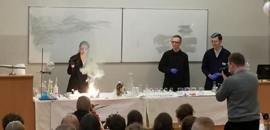  Grafika #0: Klasa 8a i 8b na obchodach Święta Liczby Avogadro grafika