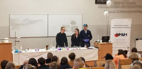  Grafika #1: Klasa 8a i 8b na obchodach Święta Liczby Avogadro grafika