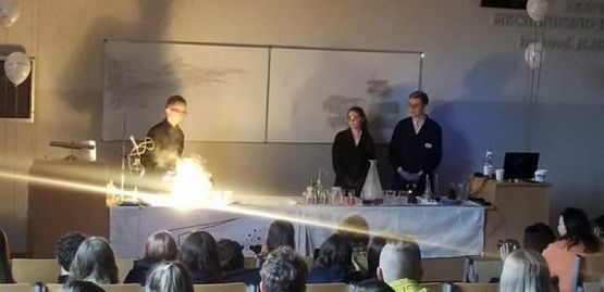  Grafika #2: Klasa 8a i 8b na obchodach Święta Liczby Avogadro grafika