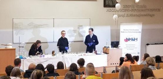  Grafika #3: Klasa 8a i 8b na obchodach Święta Liczby Avogadro grafika