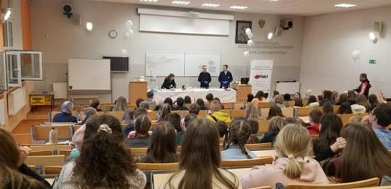  Grafika #4: Klasa 8a i 8b na obchodach Święta Liczby Avogadro grafika