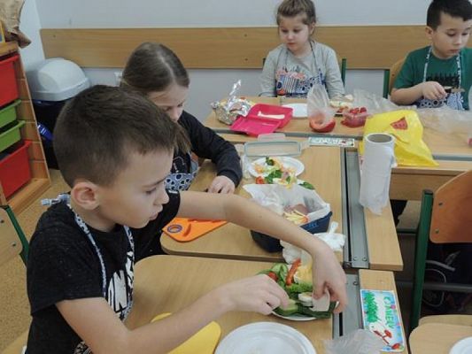  Grafika #2: Regaty na liściach sałaty grafika