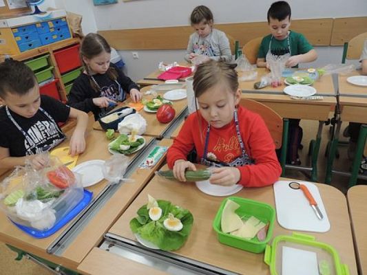  Grafika #4: Regaty na liściach sałaty grafika