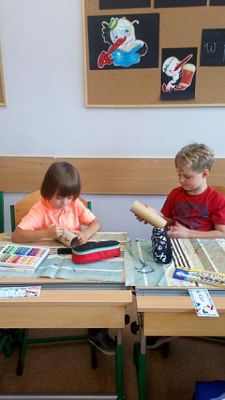  Grafika #1: ,,Szeptacze w klasie pierwszej grafika